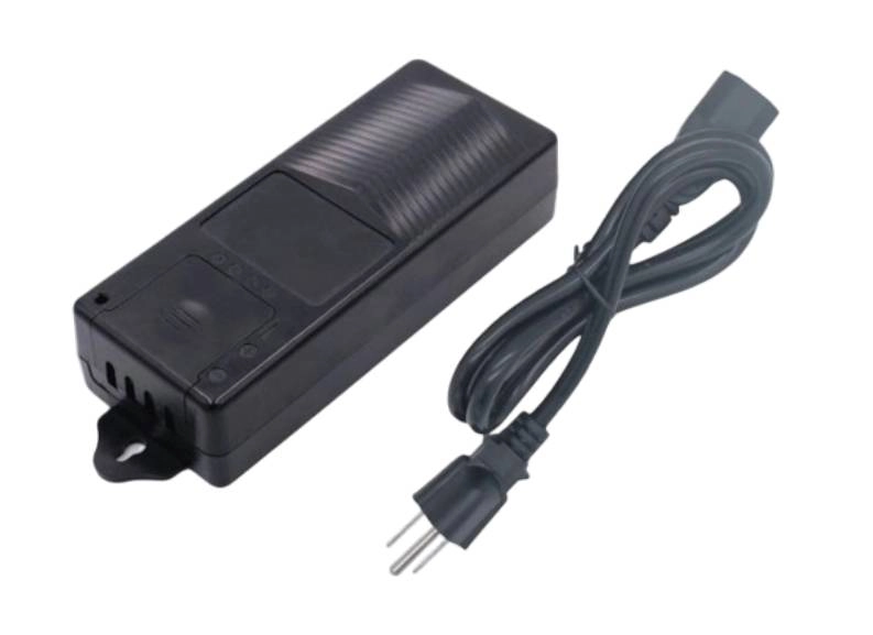 Fuente de poder de 4 salidas de 11 - 15 vcc  5 amper  voltaje de entrada 110- 240 vac  fusible termico ptc integrado para protección