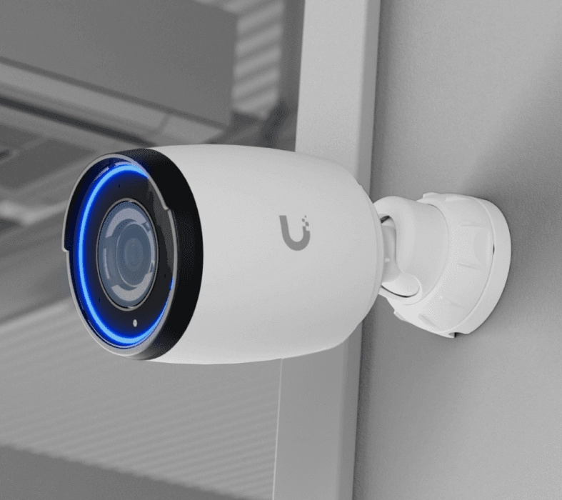 Ubiquiti uvc-ai-pro-white - cámara 4k, zoom óptico 3x, ia avanzada detecta personas, lee matrículas , ir 25 metros , microfono integrado, audio bidireccional ,poe+ , exteriorinterior (color blanco).