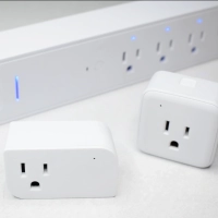 Supresor de picos multicontacto de pared con conexin usb c y enchufes giratorios diseñado para televisiones, centros de entretenimiento y oficinas.